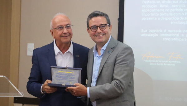 Fecomércio homenageia Petrucio Magalhães por sua trajetória e relevância no desenvolvimento socioeconômico do Amazonas
